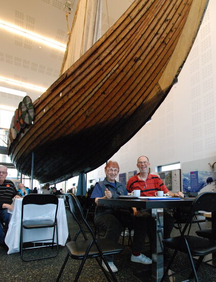 Fika unter dem Vikingarschiff