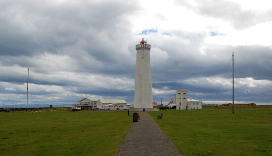 weiter landeinwärts der große neuere Leuchtturm mit den Pfosten der Langdrahtantennen, Kafé und Museum