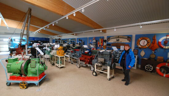 große Halle mit Motoren usw.