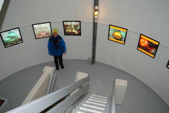 im Treppenhaus die Nordlicht-Galerie