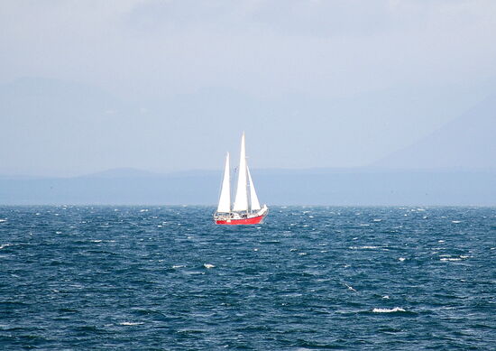 das Segelboot läuft weiter Richtung Reykjavík