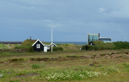 nachgebaute Torfhäuser mit dem Vikingarmuseum im Hintergrund