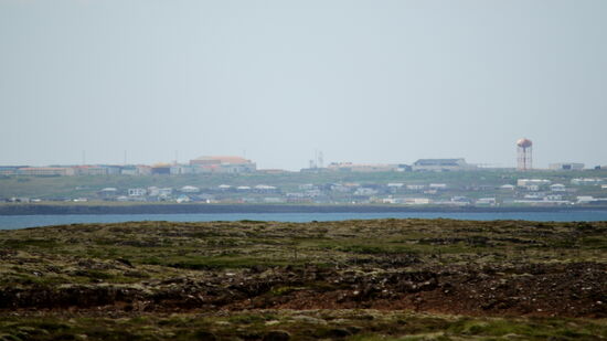 Blick über die Bucht Stakksfjörður nach Keflavík mit Flughafen