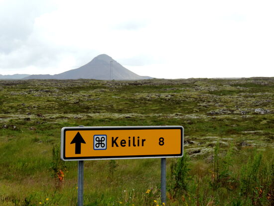 und nach vorn der Palagonitkegel Keilir - Kegel