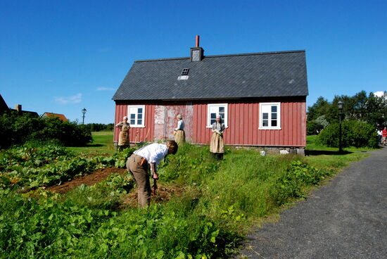 Gartenarbeit der Mitarbeiter in historischer Kleidung
