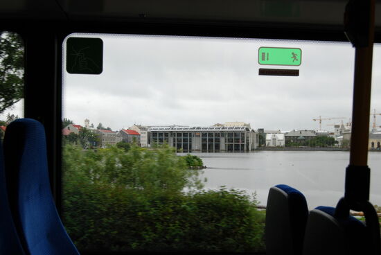 Blick aus dem Buss: Rathaus am Tjörnin