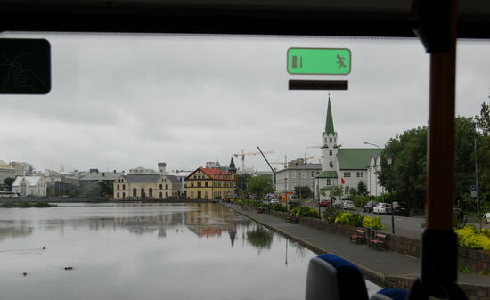 Tjörnin mit Fríkirkjuvegur und Fríkirkjan