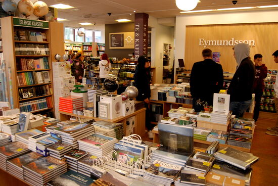 Bücherladen Eymundsson mit Kafé links hinten links, wie häufig in Ísland