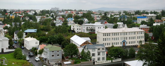 und in die Stadt, mitten drin der rot-weiß gestreifte Leuchtturm, das Wahrzeichen von Hafnarfjörður