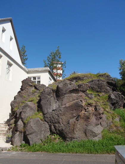der rot-weiße Leuchtturm, das Wahrzeichen von Hafnarfjörður, steht mitten in einem Wohngebiet