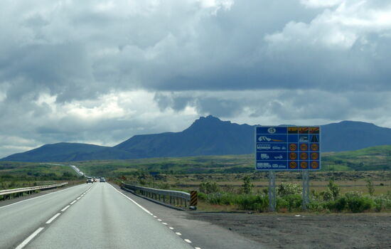 zur N 1, Tafel mit den Geschwindigkeitsbegrenzungen in Ísland