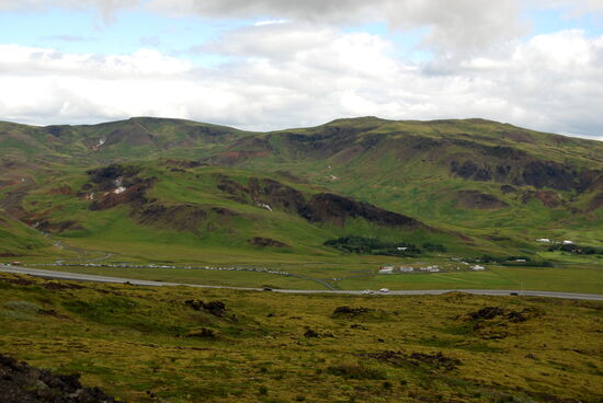 Schlange parkender Autos am Hochtemperaturgebiet Reykjadalur und Grændalur
