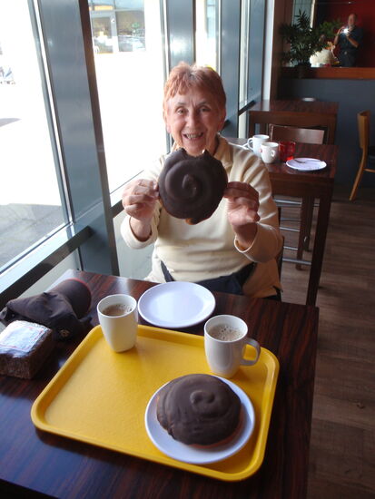 im Kafé des Einkaufszentrums