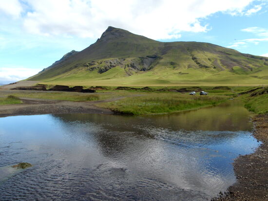 die erste Vadställe, hinten haben Wanderer oder Angler ihre Autos abgestellt