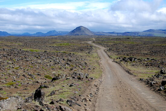 durch weite Lavafelder