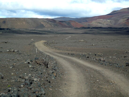 weite Fahrt durch flache Lavalandschaft
