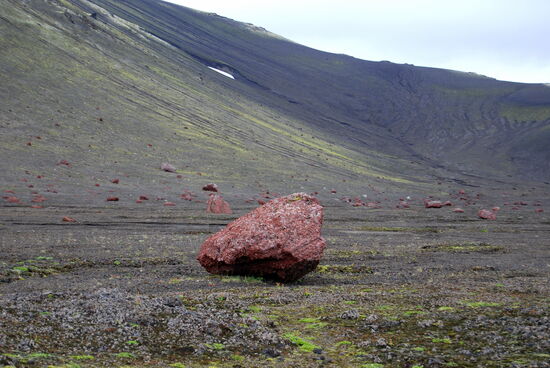 an einer Stelle lagen viele rote Gesteinsbrocken