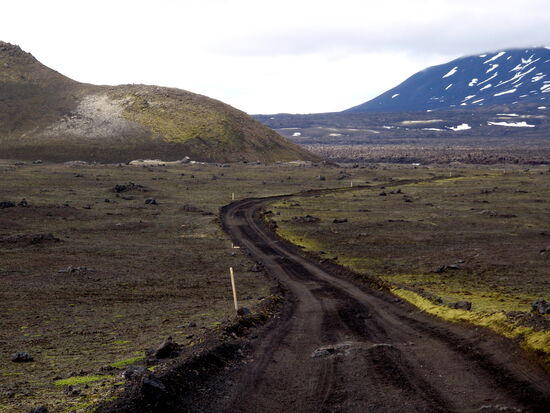 weiße Pfosten markierten die Piste