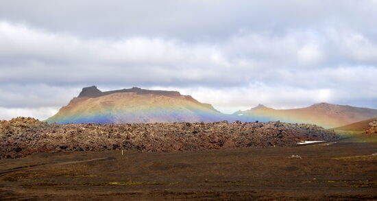 und im Hintergrund erschien ein Regenbogen am Berg