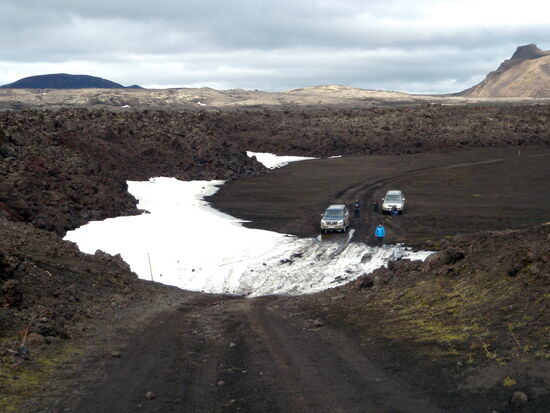 der Ísländer hatte das festgefahrene Auto rückwärts herausgezogen