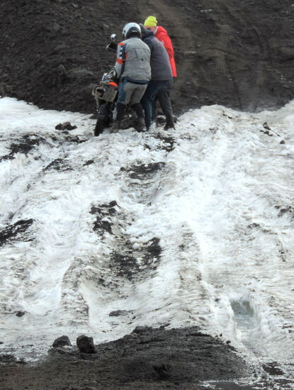 die letzten Meter über das Schneefeld schaffte die Straßenmaschine mit vereinten Kräften und mit Hilfe unserer Antirutschplatten