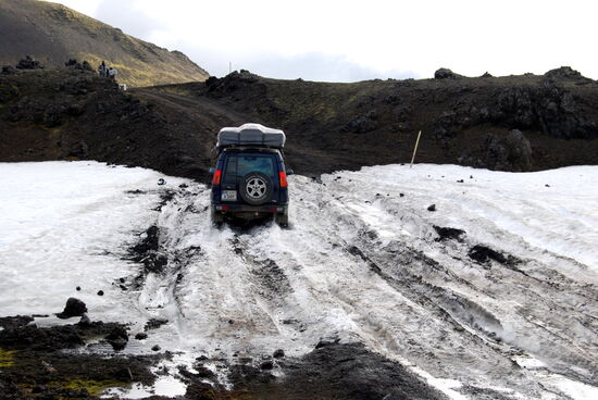 der Schnee war inzwischen so weich, daß der Land Rover trots Sperren vorn und hinten wenige Meter vor der steilen Auffahrt fest saß