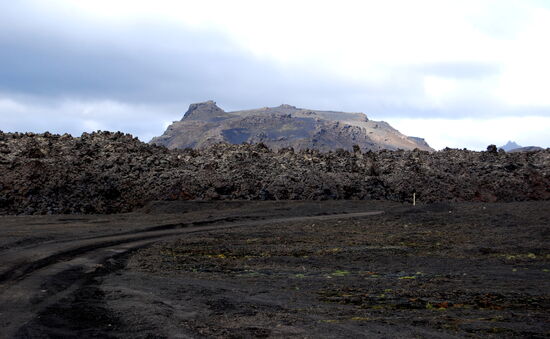 Weiterfahrt am Rand der geflossenen Lava