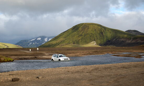ein Dacia Duster fährt durch die Furt der F 225