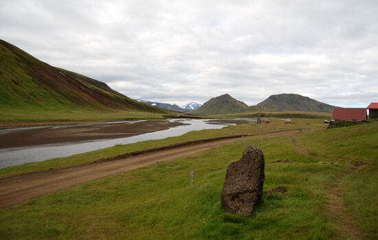 Blick zurück über die Helliskvísl, rechts die Hütten und die Campingwiese