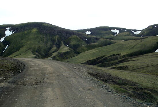 und erreichte die F 225 mit vielen Schlaglöchern