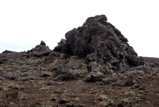 mit großen Lavabrocken