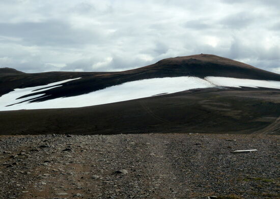 dann sahen wir das Schneefeld mit der Fahrspur