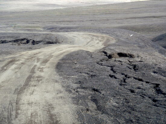 fließendes Wasser griff an vielen Stellen die Piste an