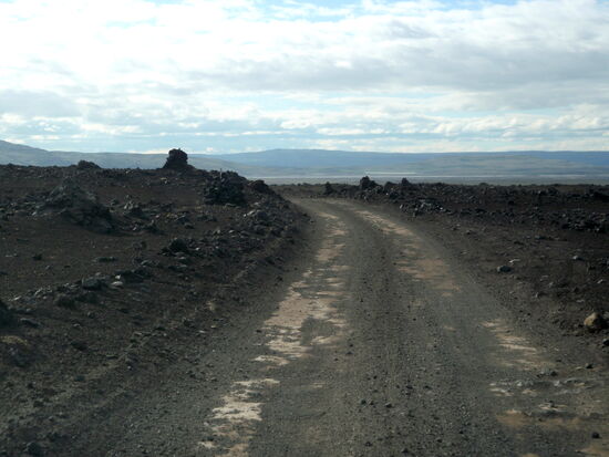 Piste mit Lavabrocken