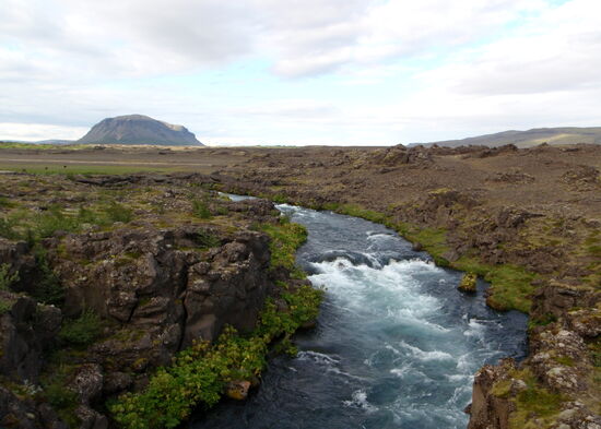 auf der 268 über die Brücke der Ytri-Rangá mit Búrfell im Hintergrund