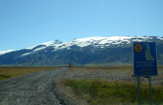 dann schwenkte die Piste in das Flußbett ab auf den Eyjafjallajökull zu, rechts der Hinweis, die Piste nicht zu verlassen
