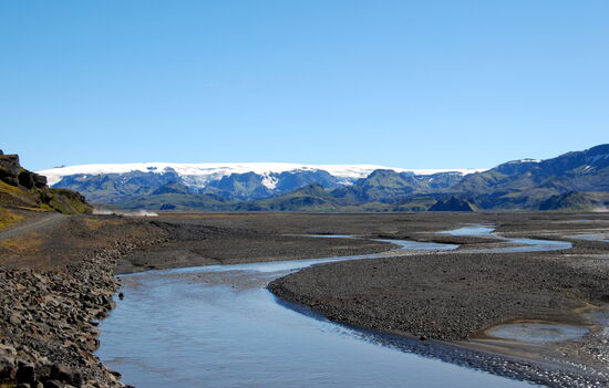 dann führte der Weg wieder dicht am Felsen entlang