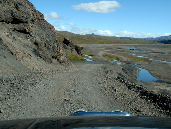 um anschließend wieder zum Flußbett hinunter zu führen