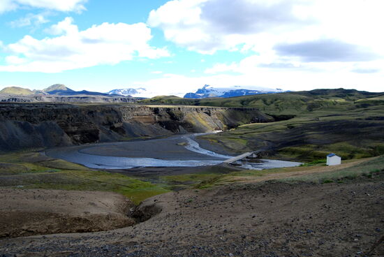 Blick zurück auf die Schleife der Innri-Emstruá mit der Brücke