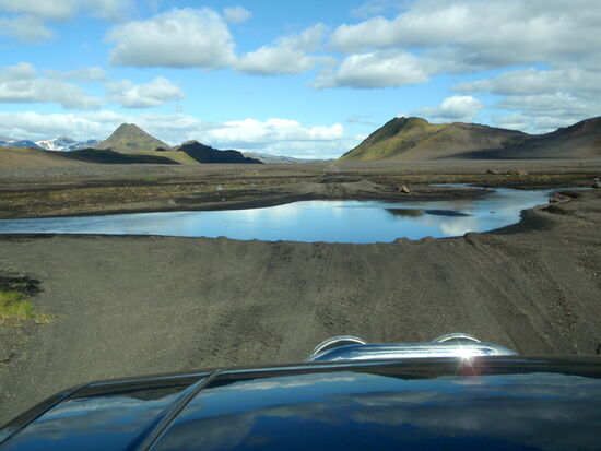 dann fuhren wir wieder über Sanderflächen mit Wasserdurchfahrten