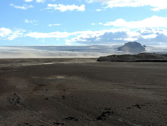 vor dem Mýrdalsjökull wurde Sand aufgewirbelt