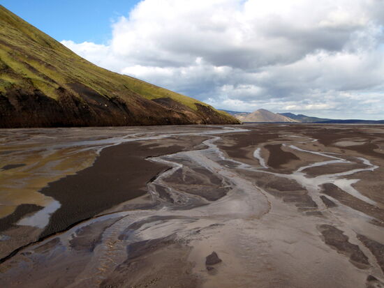 in der nassen Ebene fuhren wir um den Berg Mælifell herum