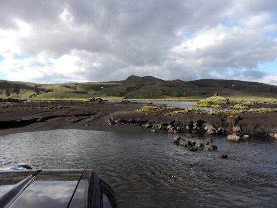 mit mehreren Flußarmen