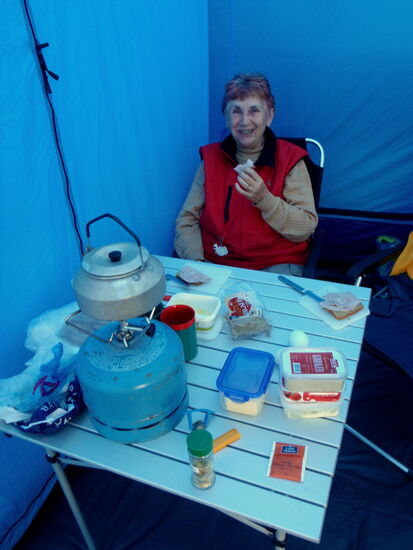 bequem konnten wir am Tisch im Zelt essen