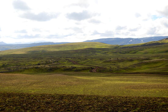 dann schlängelte sich der Weg über den nächsten Bergrücken