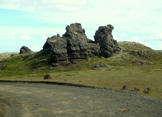 mit vielen Lavaformationen