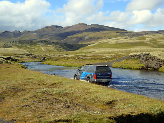 als ein Fahrzeug des Nationalparks uns den Weg wies: zuerst ein Stück im Fluß auf einem Rücken und dann