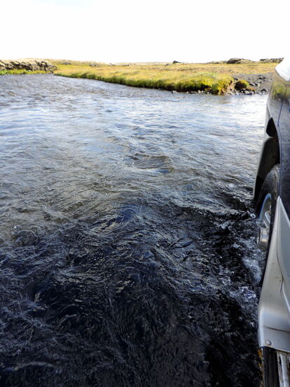 hier reichte das Wasser fast bis zur Radnabe, Wellen sollte man vermeiden
