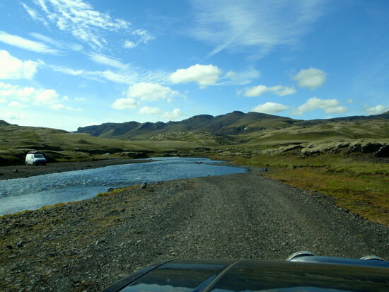 auf dem Schotter der Strangakvísl stand ein VW-Bus aus Deutschland