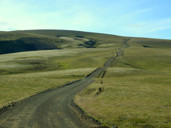 und führte auf den Bergrücken